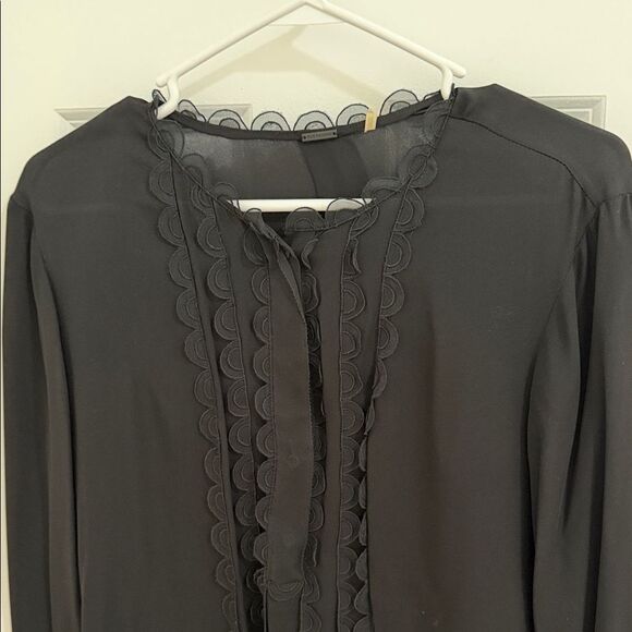 Elie Tahari Black Scalloped Blouse 100% Silk Size XL - Picture 2 of 12